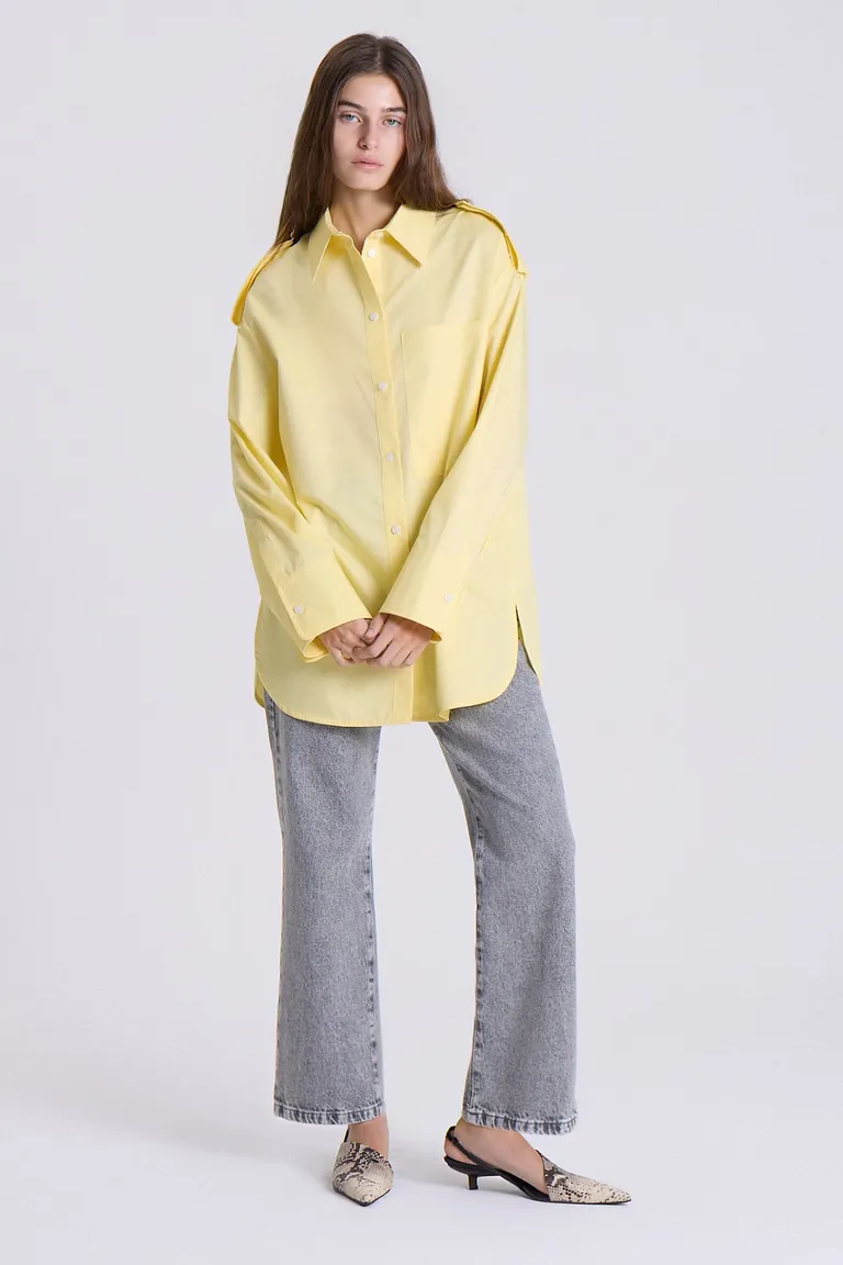 Camisa oversized amarilla con charreteras y bolsillo para mujer de Maria Cher en Camisas para argentina