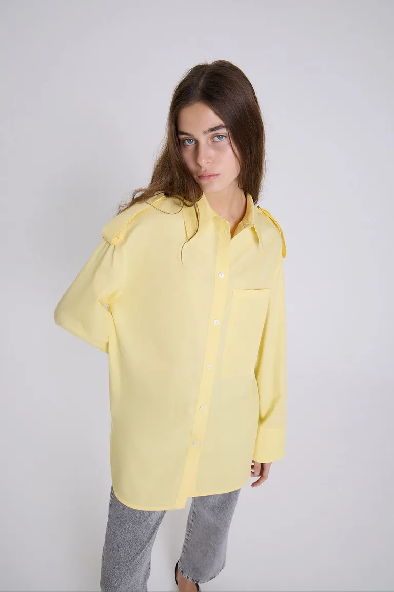 Camisa oversized amarilla con charreteras y bolsillo para mujer de Maria Cher en Camisas para argentina