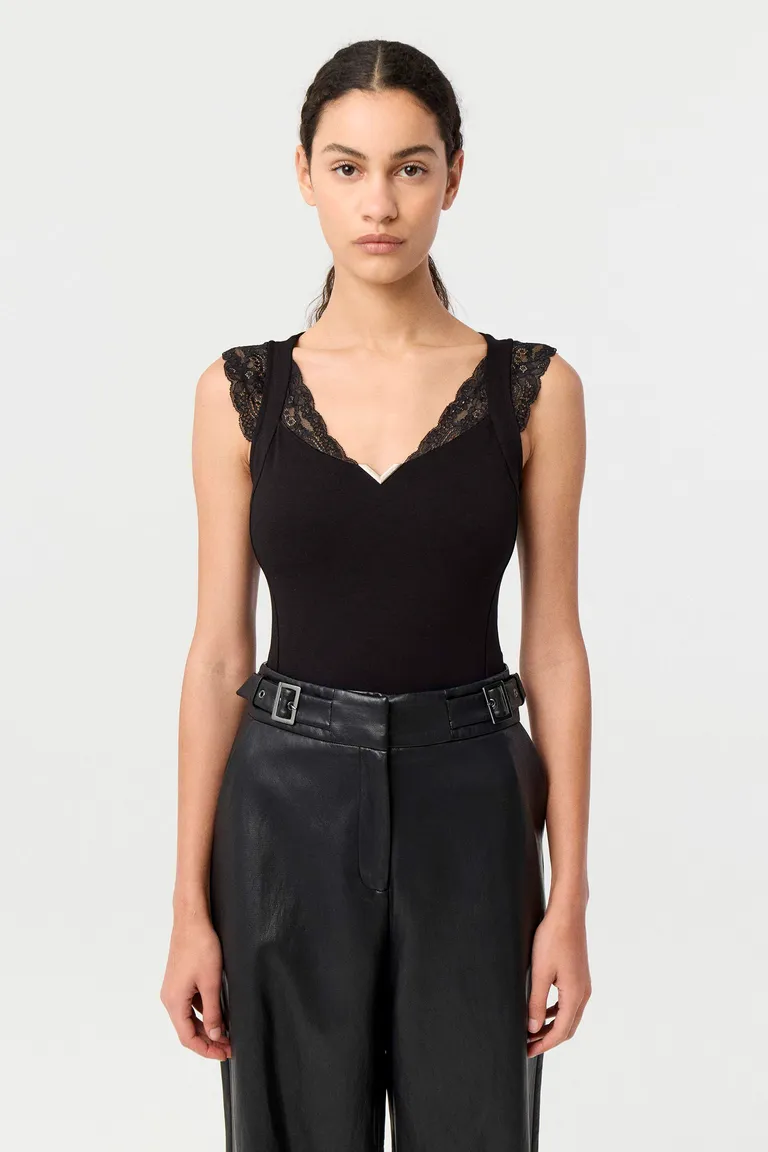 Remera de punto sin mangas con detalles de puntilla en escote y sisas de calce anatómico de Markova en Remeras para argentina