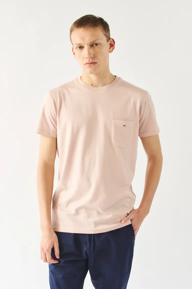 Remera básica de color rosa claro con bolsillo en el pecho para hombres de Bensimon en Remeras y Polos para argentina