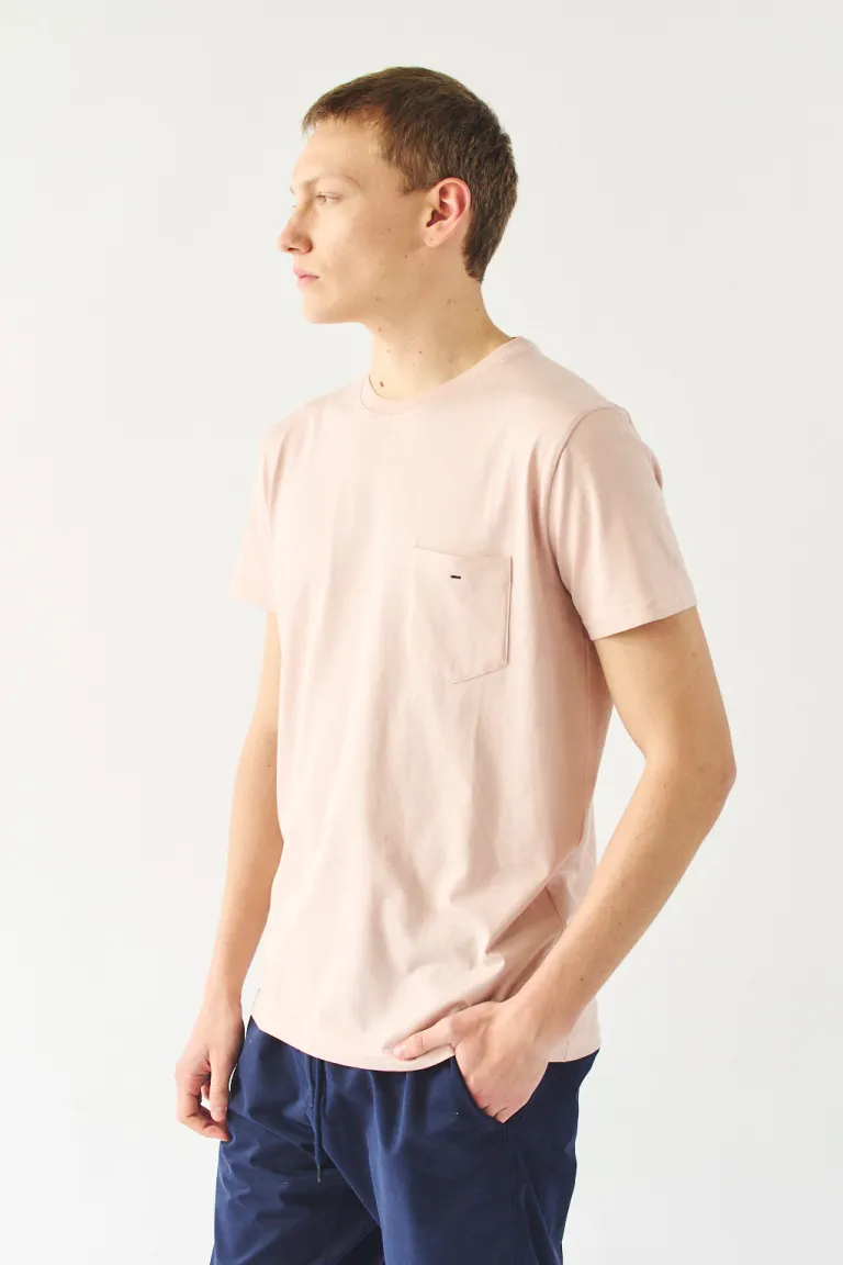 Remera básica de color rosa claro con bolsillo en el pecho para hombres de Bensimon en Remeras y Polos para argentina
