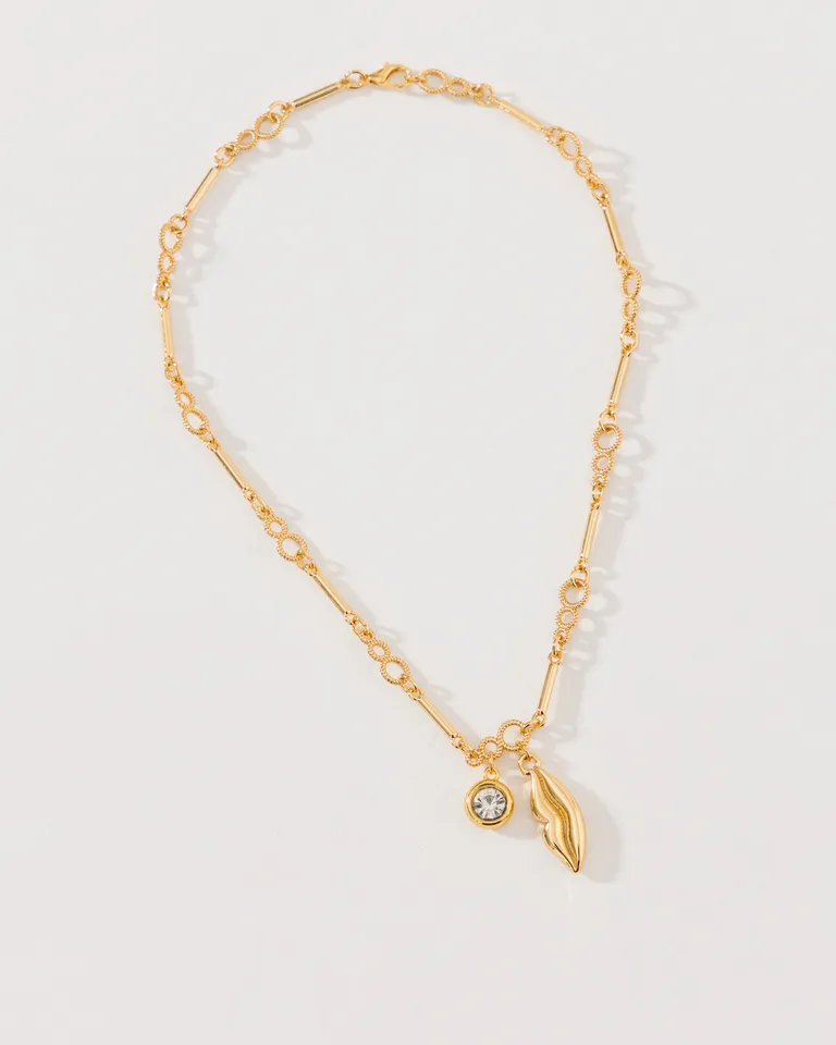 Collar dorado con dije de labios, accesorio de moda para mujer de Jazmin Chebar en Bijouterie para argentina