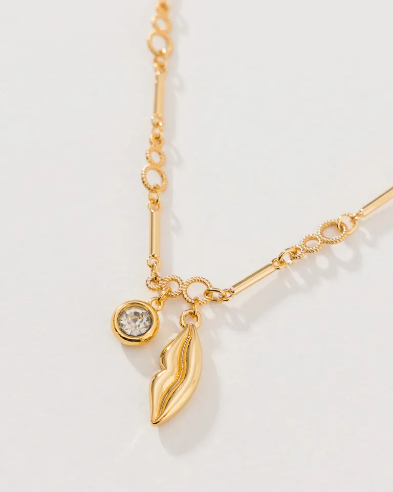 Collar dorado con dije de labios, accesorio de moda para mujer de Jazmin Chebar en Bijouterie para argentina