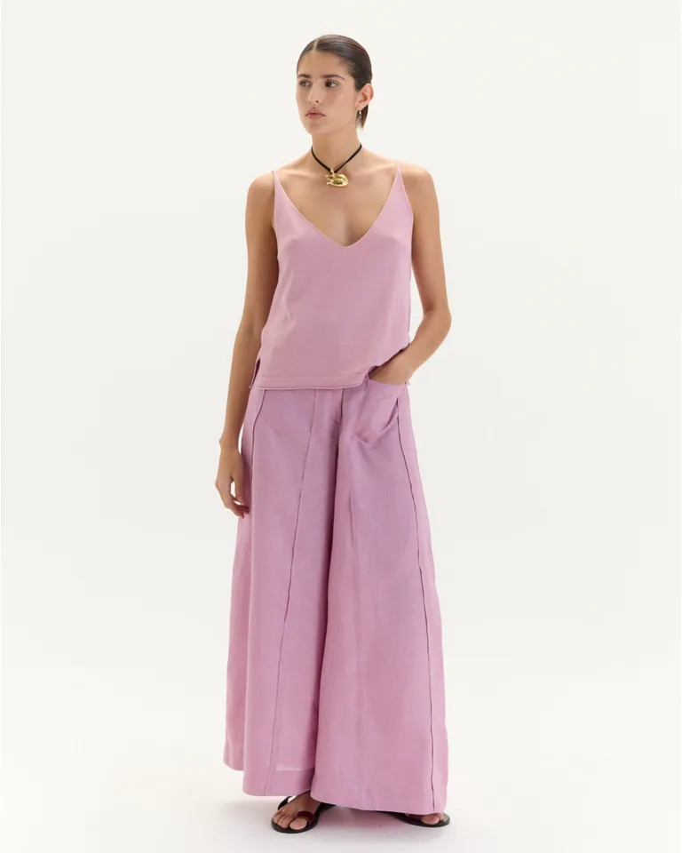 Musculosa básica de diseño sutil y elegante con escote en V de Blue Sheep en Tops para argentina