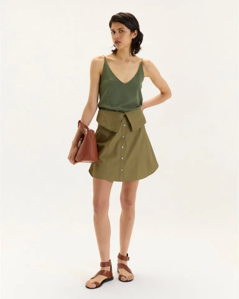 Musculosa básica de diseño sutil y elegante con escote en V de Blue Sheep en Tops para argentina