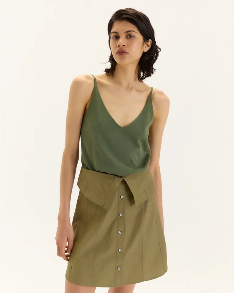 Musculosa básica de diseño sutil y elegante con escote en V de Blue Sheep en Tops para argentina