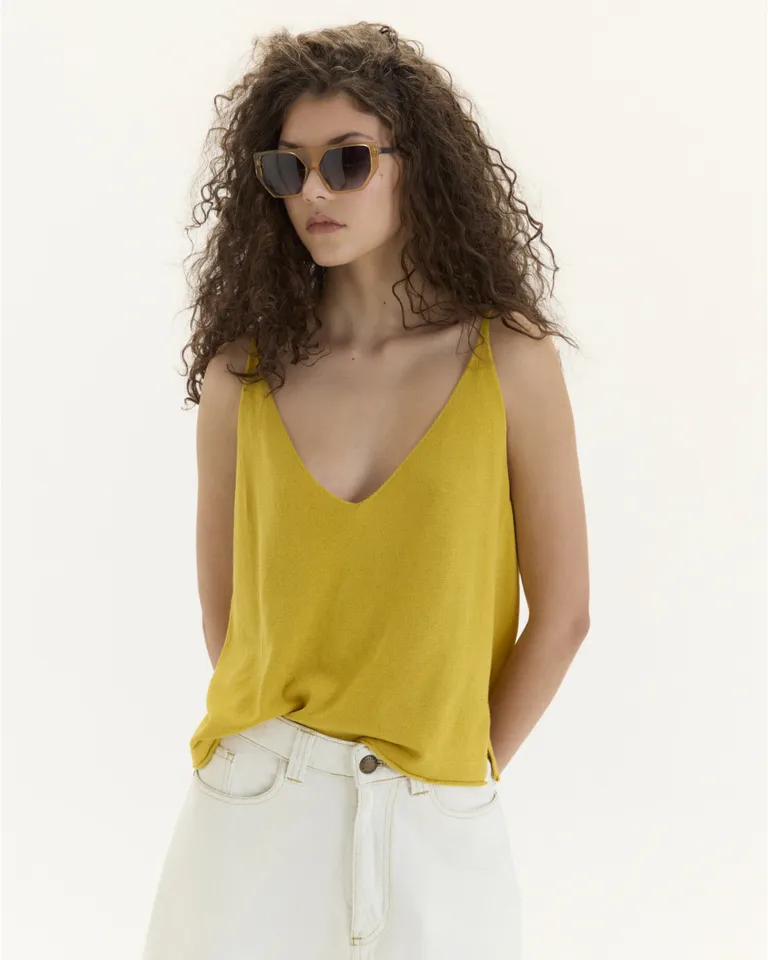 Musculosa básica de diseño sutil y elegante con escote en V de Blue Sheep en Tops para argentina