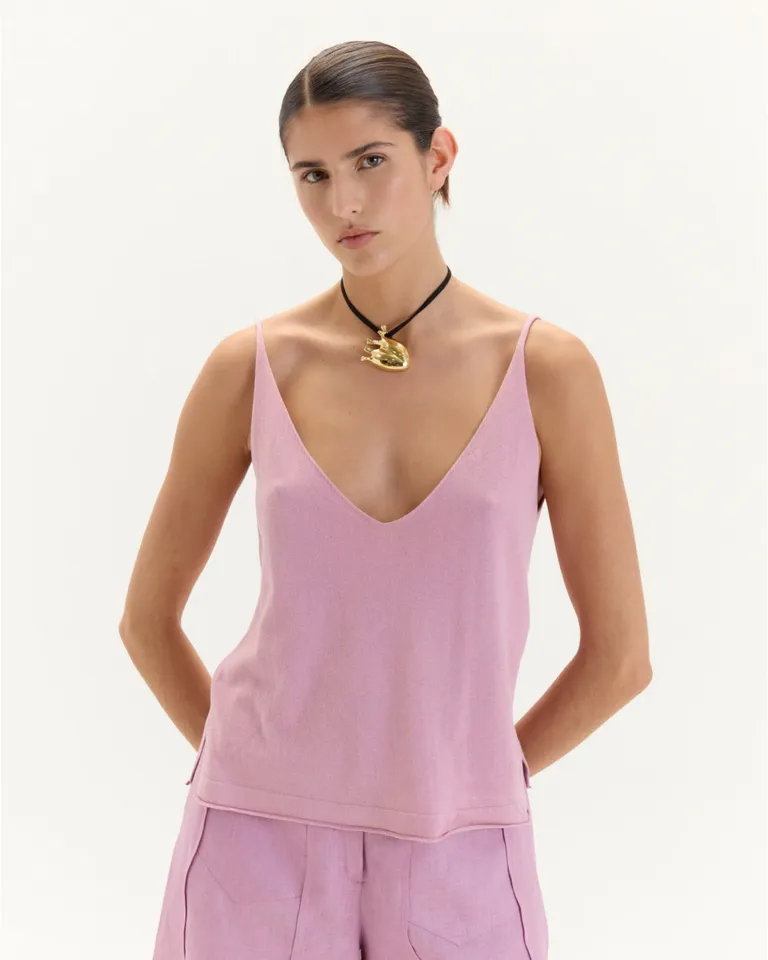 Musculosa básica de diseño sutil y elegante con escote en V de Blue Sheep en Tops para argentina