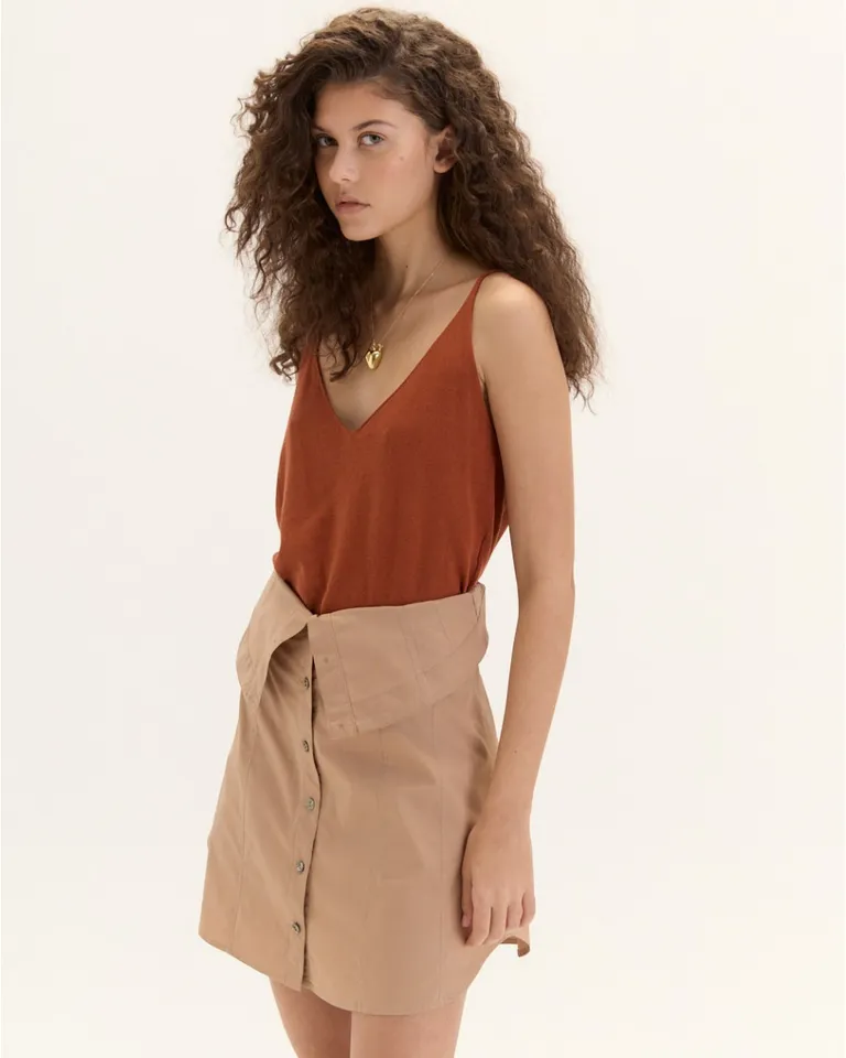 Musculosa básica de diseño sutil y elegante con escote en V de Blue Sheep en Tops para argentina