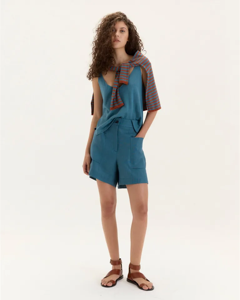 Musculosa básica de diseño sutil y elegante con escote en V de Blue Sheep en Tops para argentina