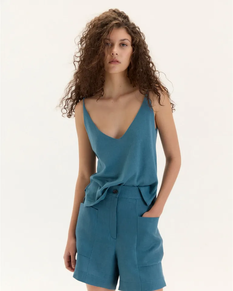 Musculosa básica de diseño sutil y elegante con escote en V de Blue Sheep en Tops para argentina