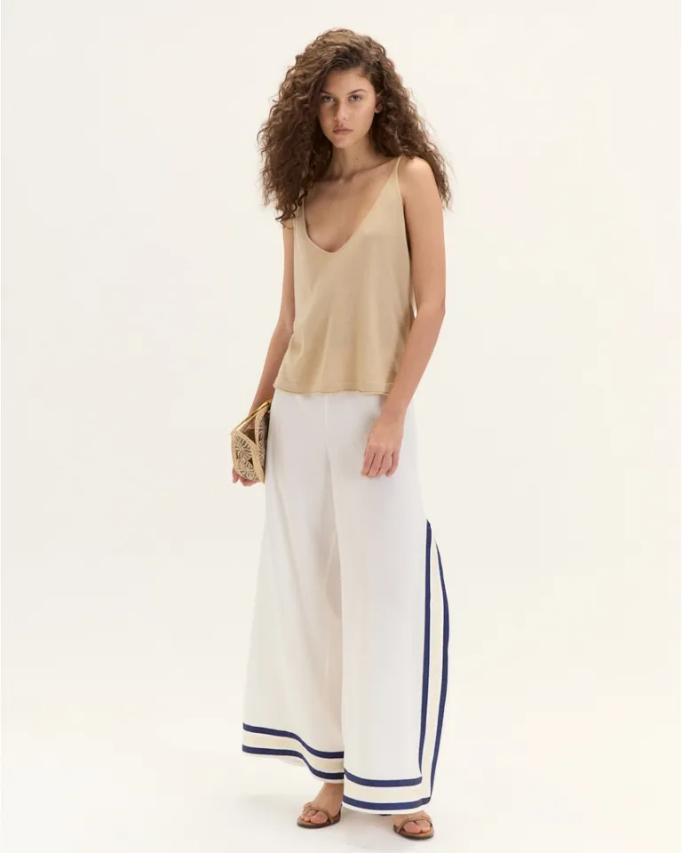 Musculosa básica de diseño sutil y elegante con escote en V de Blue Sheep en Tops para argentina