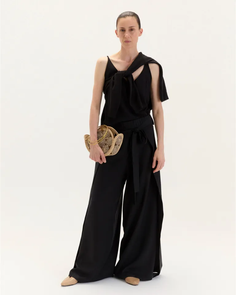 Musculosa básica de diseño sutil y elegante con escote en V de Blue Sheep en Tops para argentina