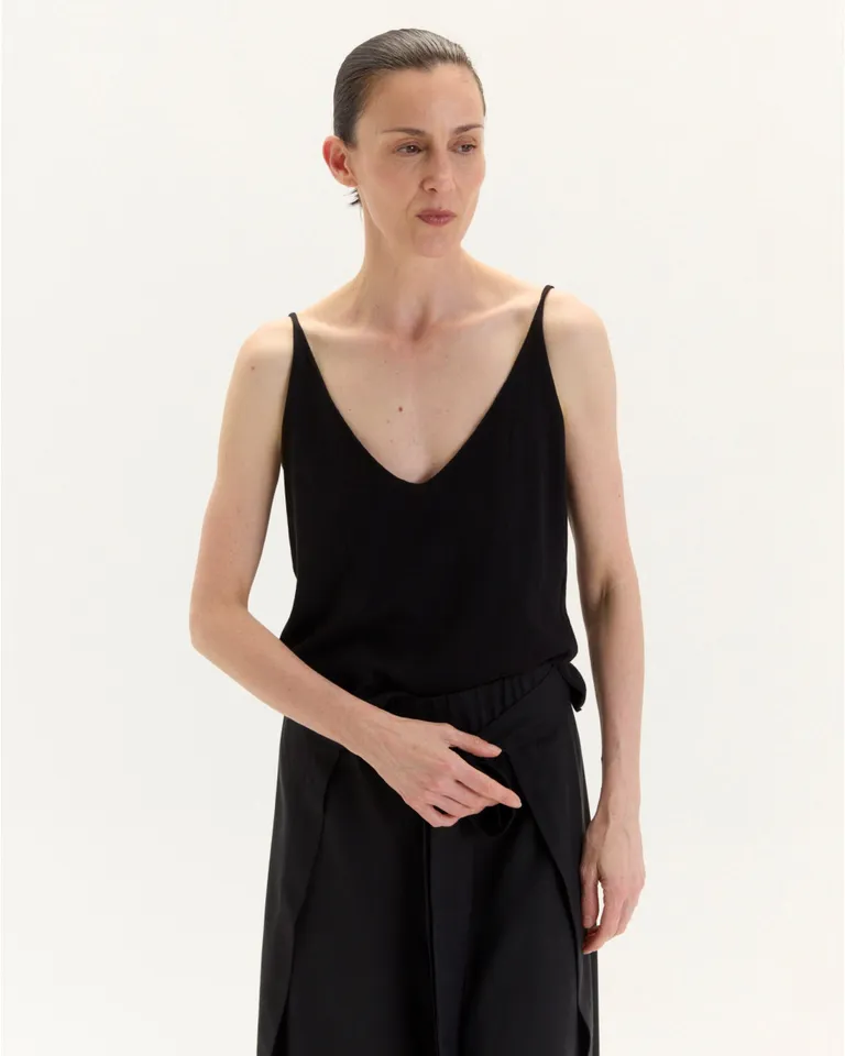 Musculosa básica de diseño sutil y elegante con escote en V de Blue Sheep en Tops para argentina