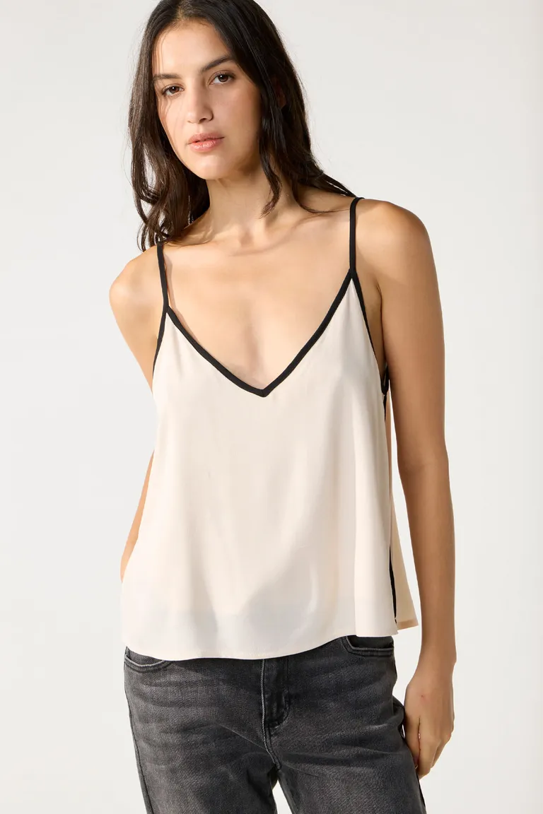Top de crepe beige con ribete negro - Prenda elegante y versátil para el guardarropa femenino de Cuesta Blanca en Tops para argentina