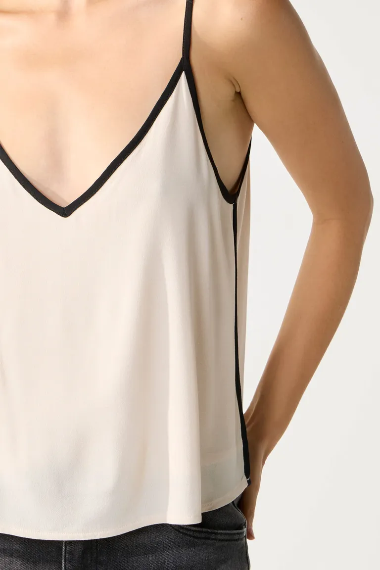 Top de crepe beige con ribete negro - Prenda elegante y versátil para el guardarropa femenino de Cuesta Blanca en Tops para argentina