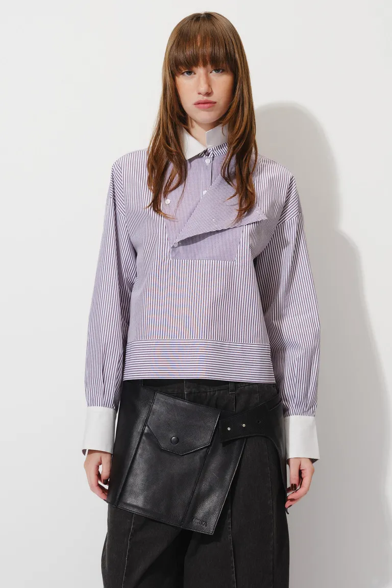 Camisa de mujer con rayas verticales cuello camisero mangas largas y diseño de frente asimétrico de Mishka en Camisas para argentina