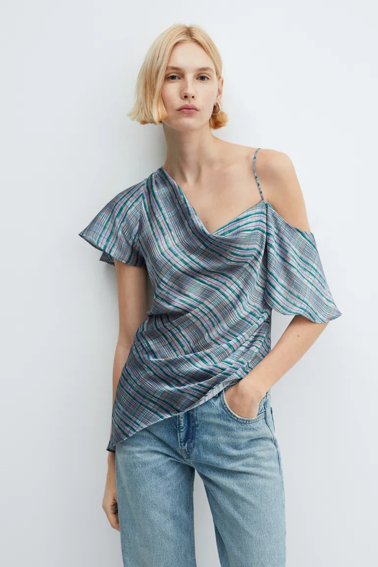 Blusa asimétrica satinada cuadros de Mango en Blusas para argentina