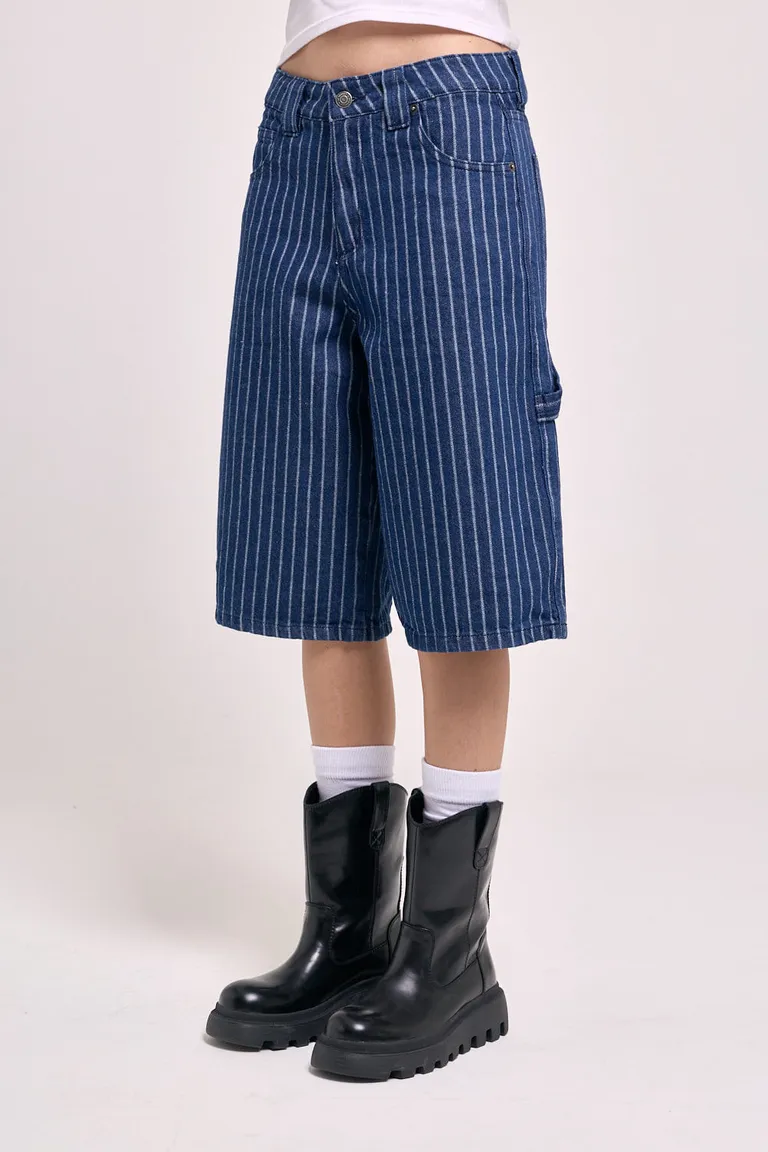 Bermuda de tiro medio con diseño de rayas verticales, cinco bolsillos y corte recto hasta la rodilla de 47 Street en Shorts para argentina