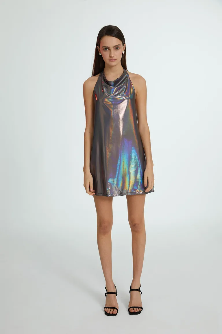 Vestido corto sin mangas con cuello halter y caída suave en acabado plateado de Naíma en Vestidos para argentina