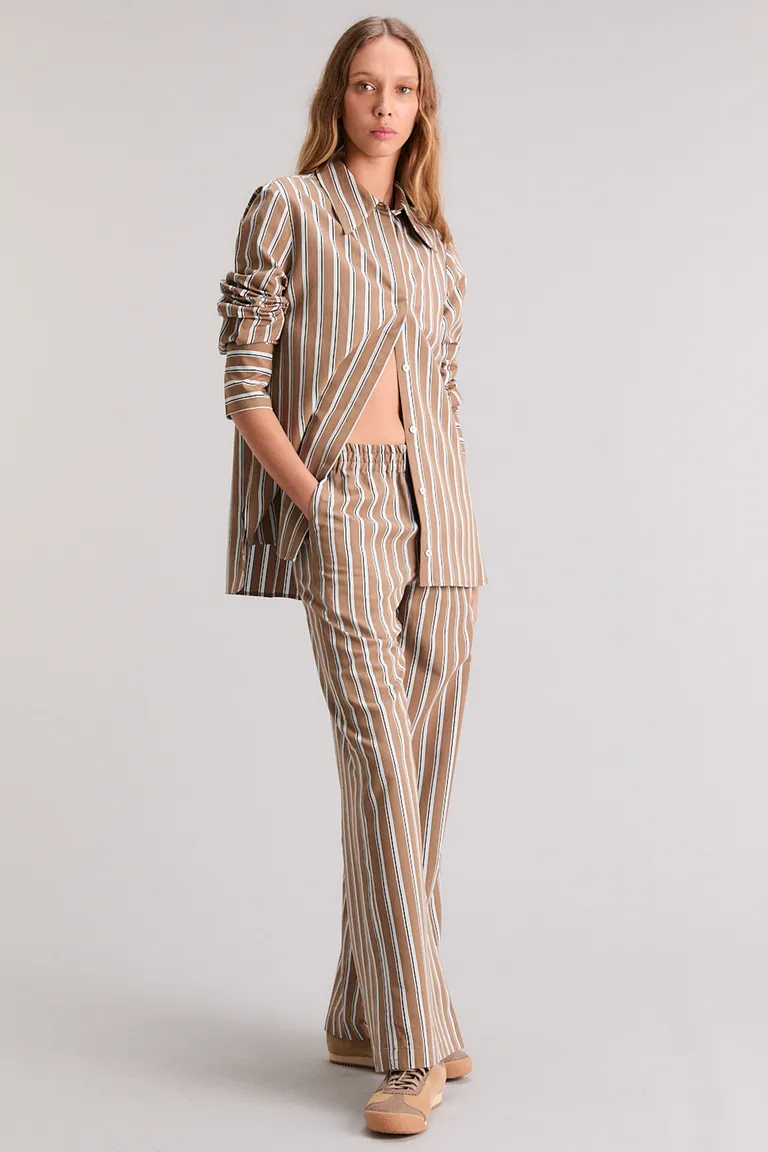 Pantalón de rayas de corte regular con diseño moderno y cómodo ajuste de Kosiuko en Pantalones para argentina