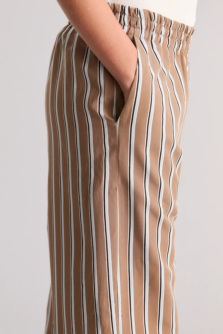 Pantalón de rayas de corte regular con diseño moderno y cómodo ajuste de Kosiuko en Pantalones para argentina