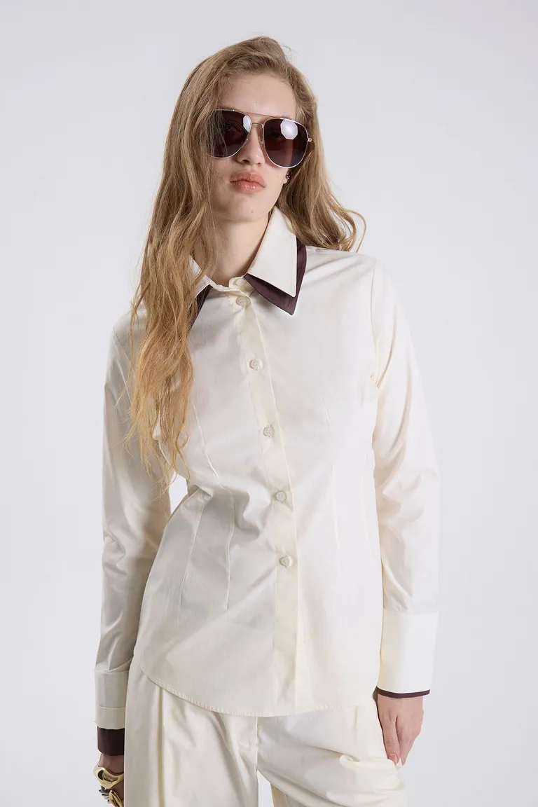 Camisa entallada con doble cuello y puños en contraste de Maria Cher en Camisas para argentina