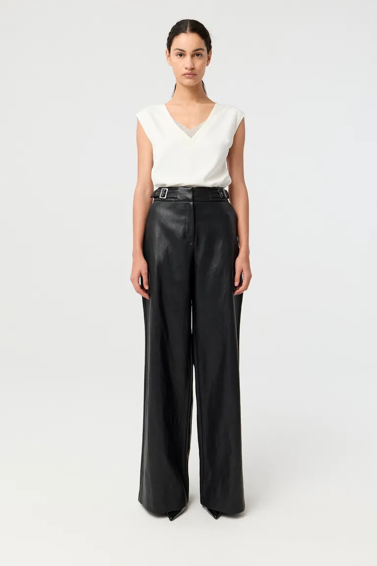 Top de calce ajustado con escote en V y aplique brillante en el escote de Markova en Tops para argentina