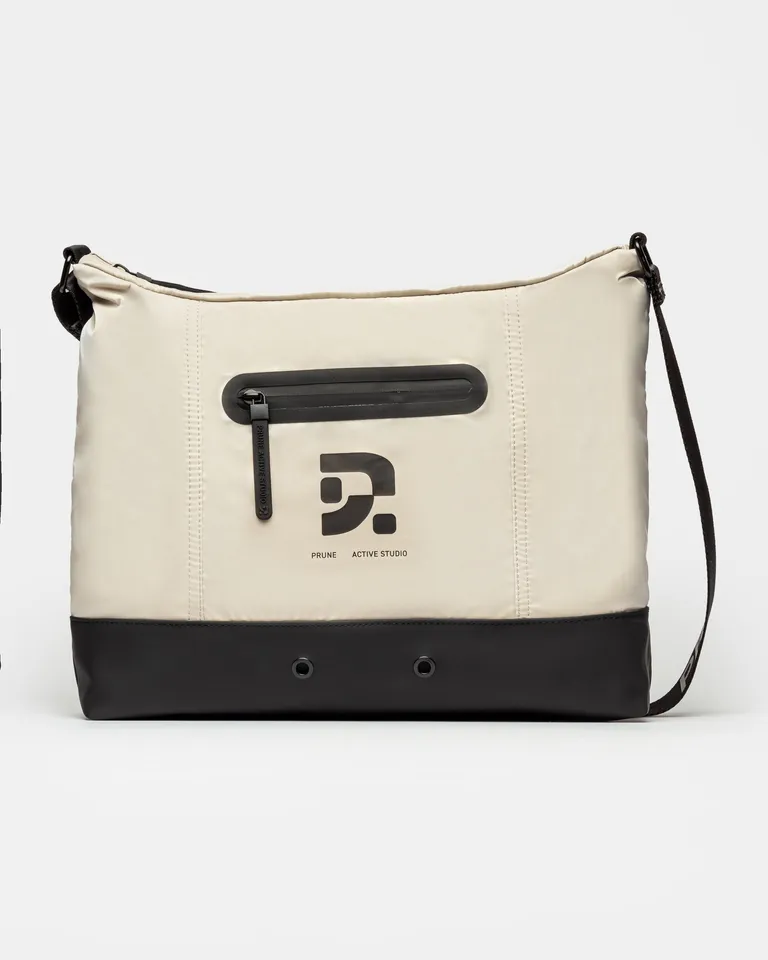 Bolso de mano blanco y negro con detalles minimalistas y funcionales de Prüne en Bolsos y Carteras para argentina