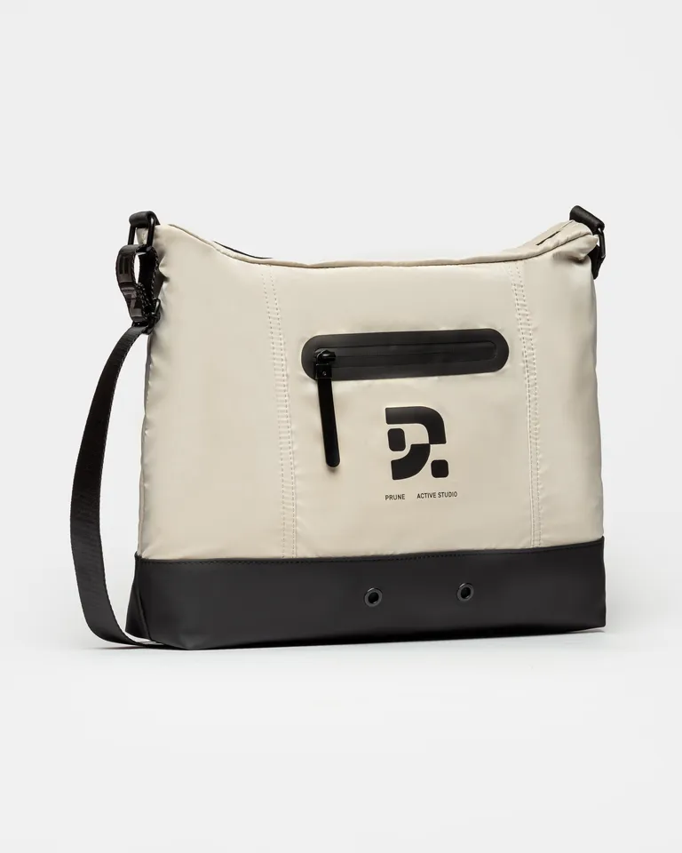 Bolso de mano blanco y negro con detalles minimalistas y funcionales de Prüne en Bolsos y Carteras para argentina