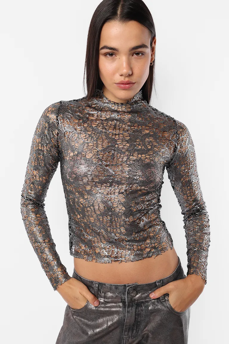 Top de manga larga con detalles metálicos y perforados en acabado semi-polera de Top White en Tops para argentina