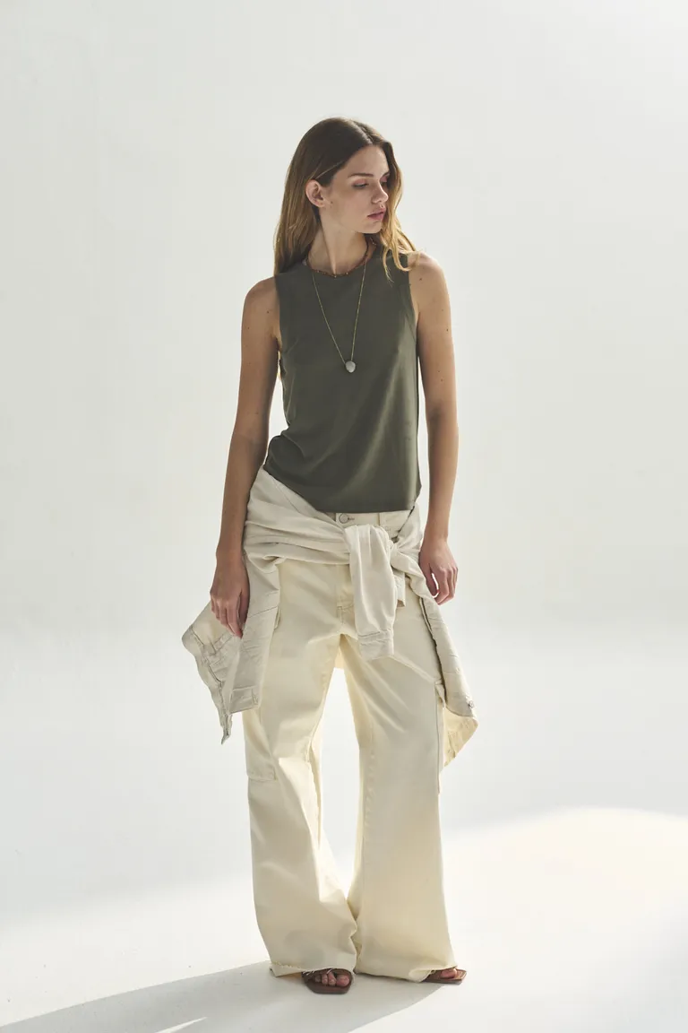 Musculosa de diseño moderno y minimalista para mujer de Akiabara en Tops para argentina