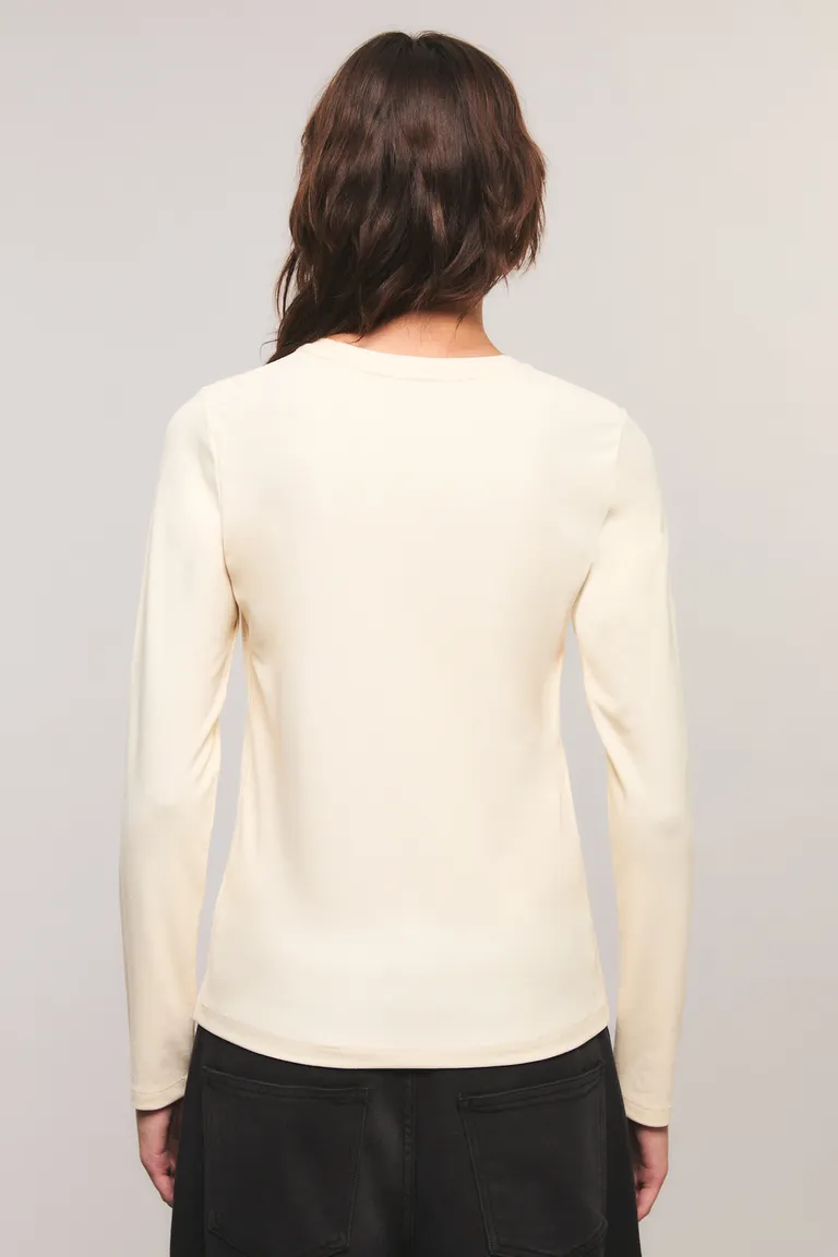 Remera de corte slim con cuello redondo y mangas largas para mujer de Kosiuko en Remeras para argentina