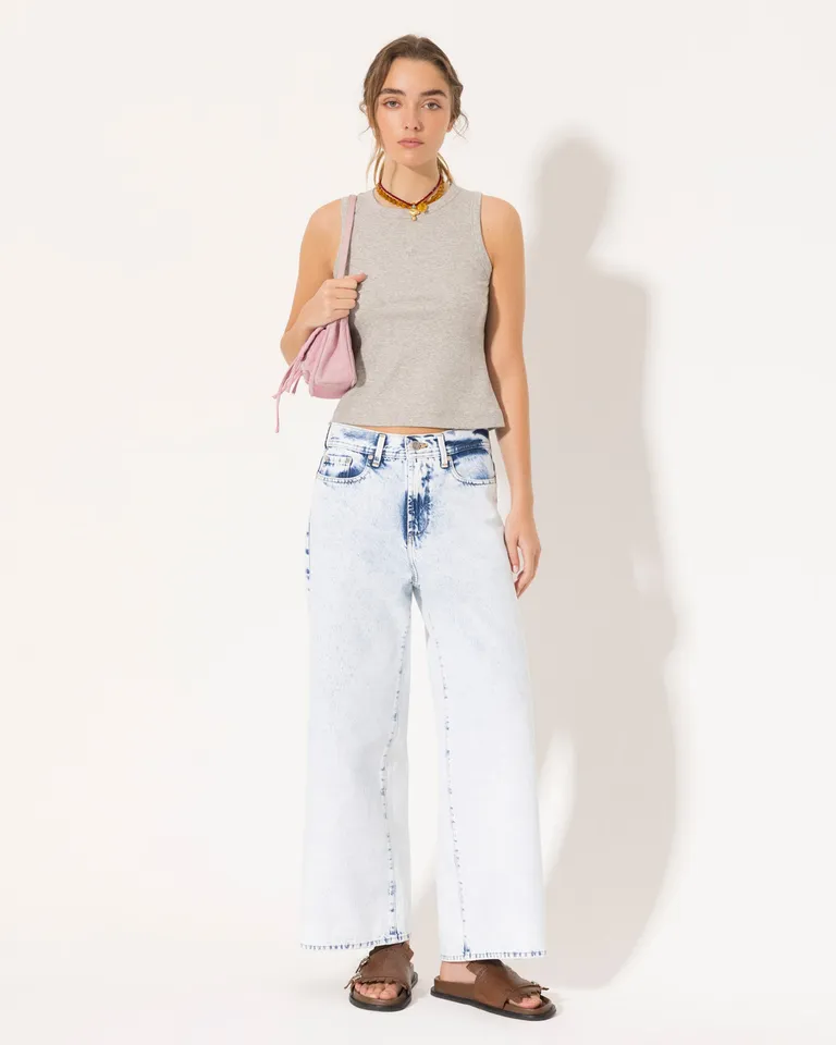 Pantalones de tiro alto y pierna ancha con lavado desteñido en tonos azul y blanco de Jazmin Chebar en Pantalones para argentina