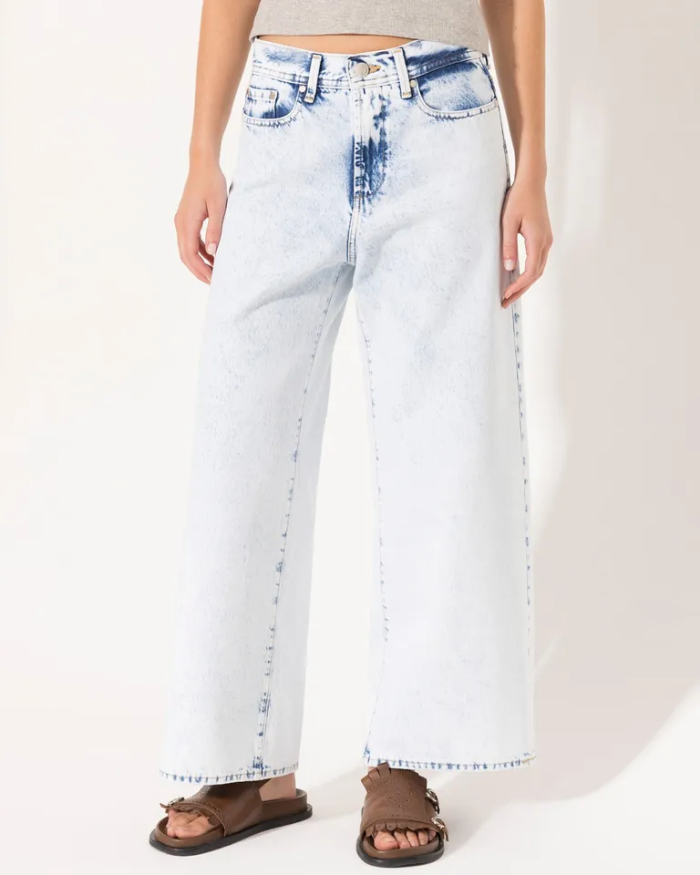Pantalones de tiro alto y pierna ancha con lavado desteñido en tonos azul y blanco de Jazmin Chebar en Pantalones para argentina