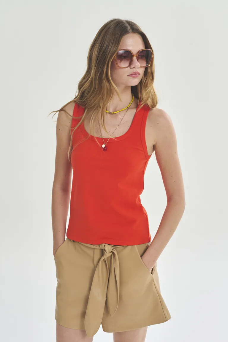 Musculosa de Mujer en Color Rojo Vibrante para un Look Casual y Moderno de Akiabara en Remeras para argentina