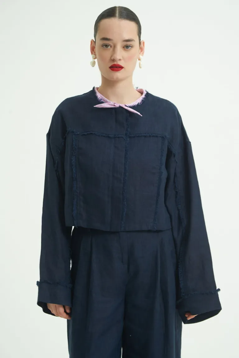 Chaqueta corta de lino premium con detalles desflecados y acabado chic de Las Pepas en Chaquetas para argentina