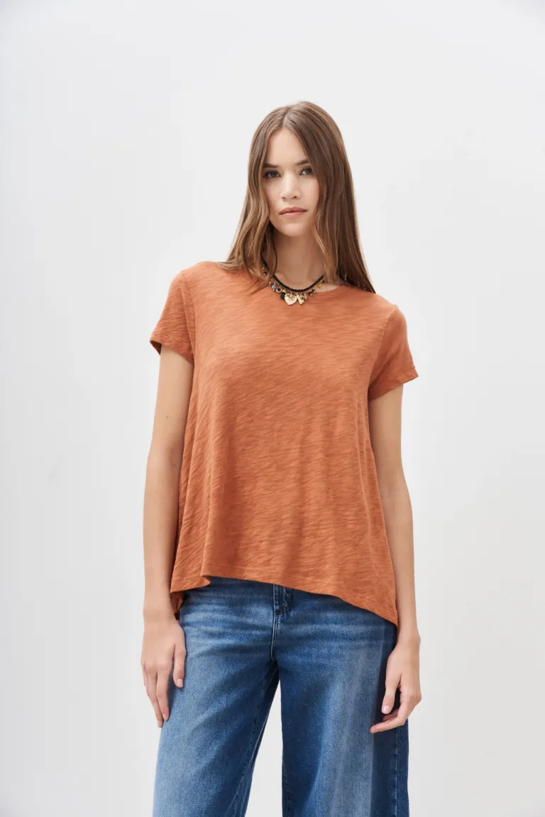 Remera básica de corte holgado y caída fluida en tono naranja de Rapsodia en Remeras para argentina