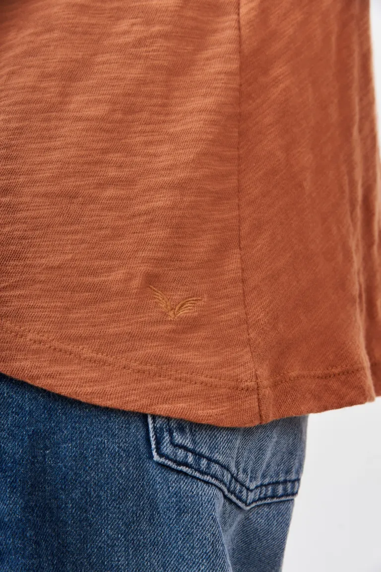 Remera básica de corte holgado y caída fluida en tono naranja de Rapsodia en Remeras para argentina