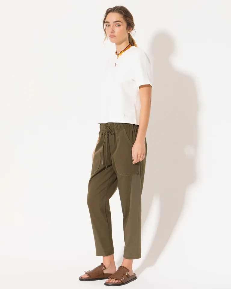 Pantalón estilo babucha en tono verde oliva con cintura elástica y cordón ajustable de Jazmin Chebar en Pantalones para argentina
