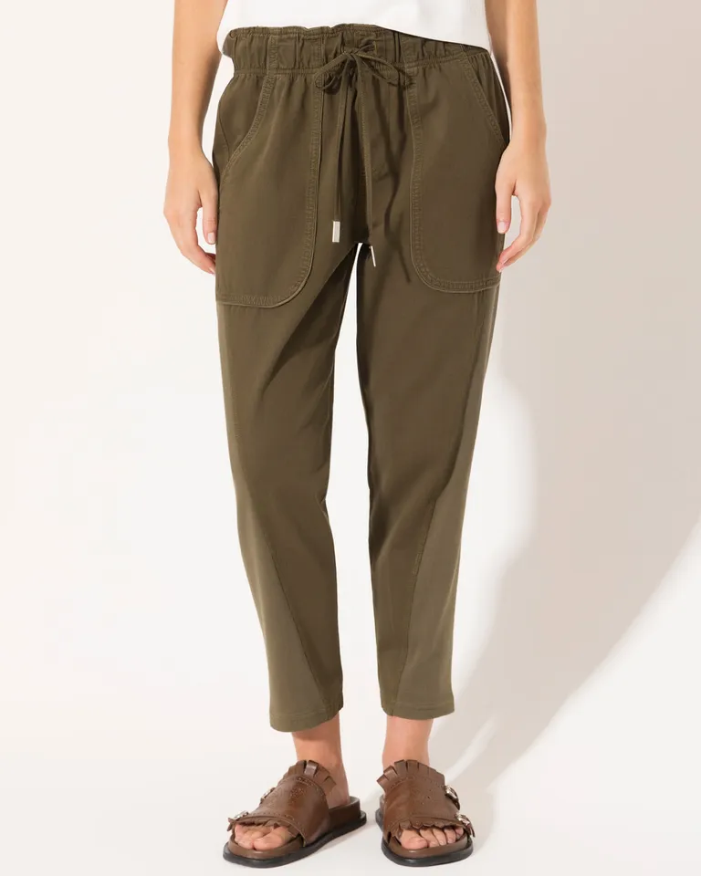 Pantalón estilo babucha en tono verde oliva con cintura elástica y cordón ajustable de Jazmin Chebar en Pantalones para argentina