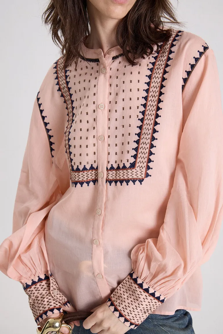 Camisa con cuello mao y detalles de bordado artesanal en el frente y puños de Maria Cher en Camisas para argentina