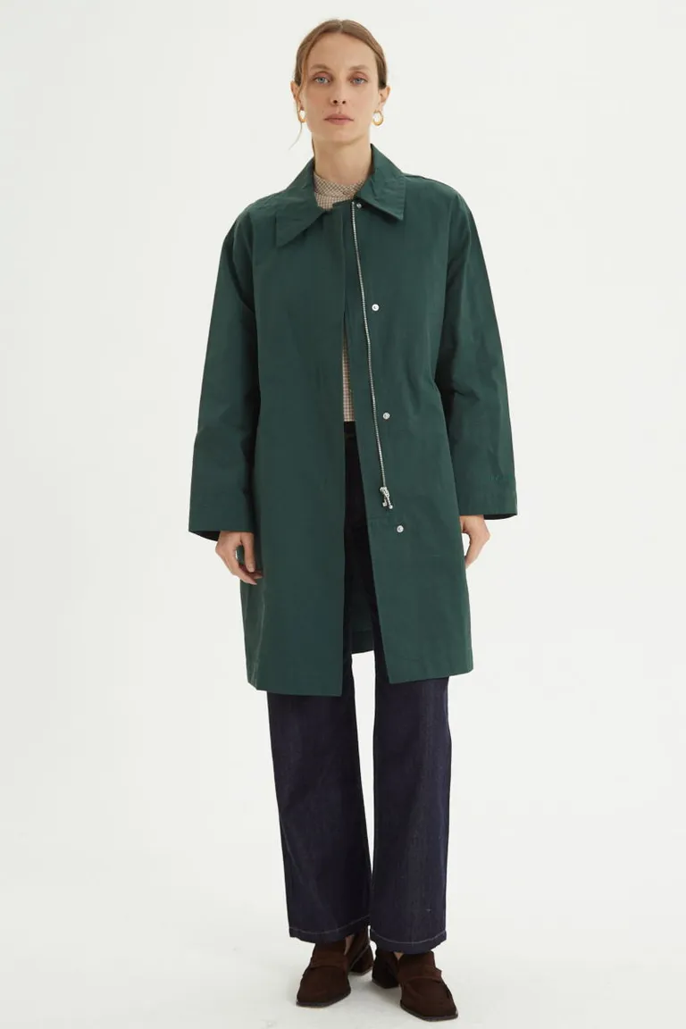 Saco de silueta recta con cuello en punta, bolsillos laterales y cinturón ajustable de Las Pepas en Tapados para argentina