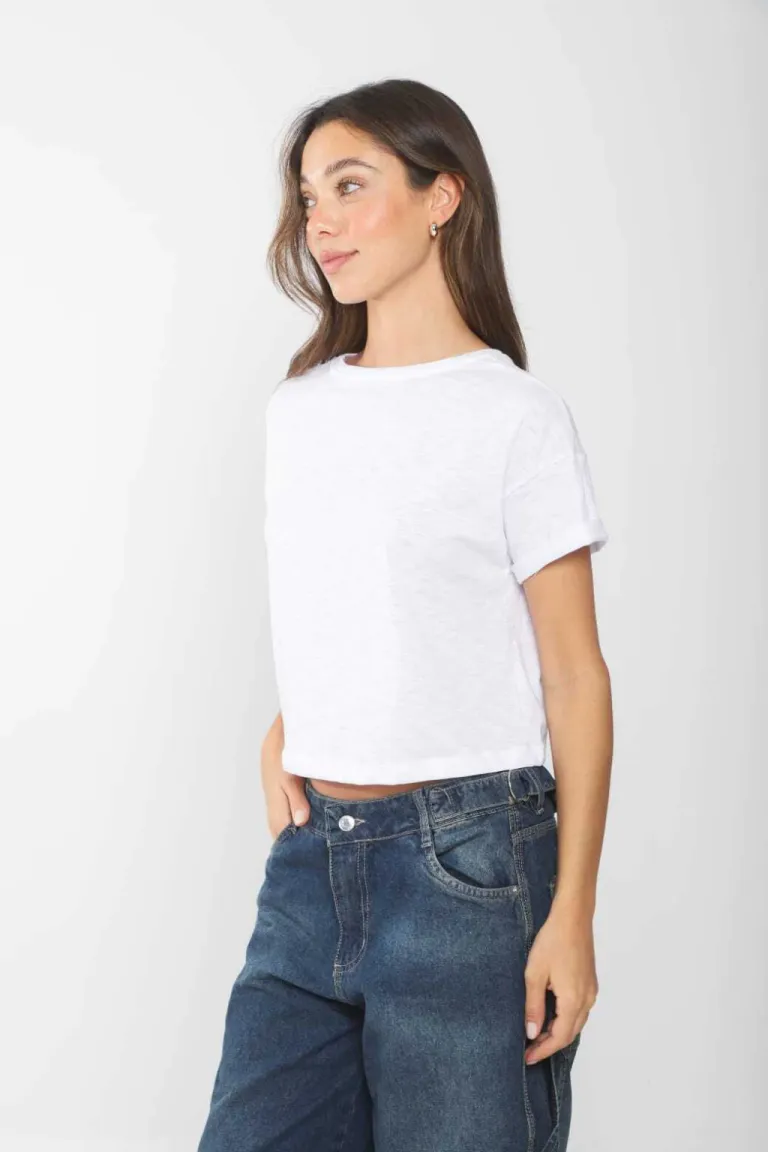 Remera de manga corta y cuello redondo en tela flame para mujer de Belle en Remeras para argentina