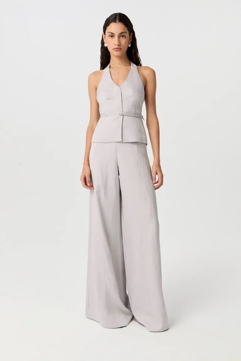 Elegante Chaleco Gris con Diseño Estructurado y Detalles de Cinturón de Markova en Chalecos para argentina