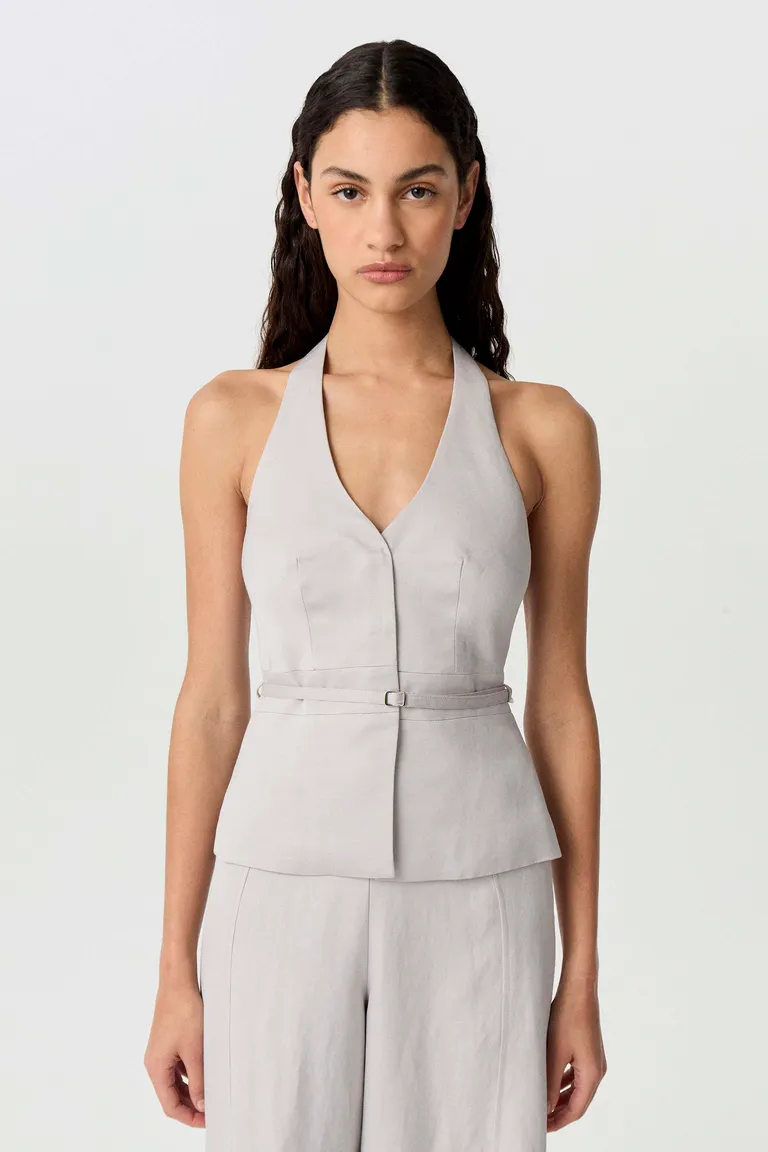 Elegante Chaleco Gris con Diseño Estructurado y Detalles de Cinturón de Markova en Chalecos para argentina