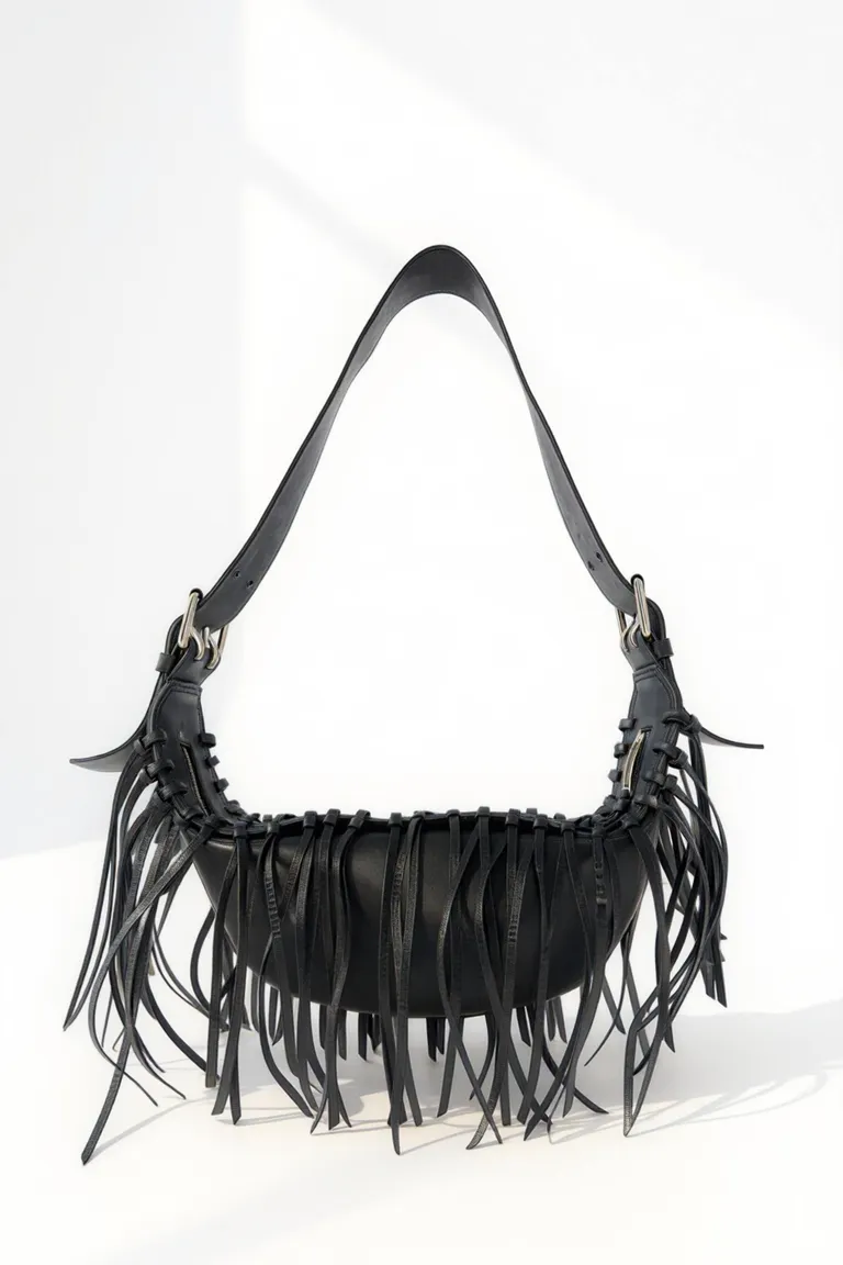 Bolso Bandolera de Cuero con Flecos Negros de Maria Cher en Bolsos y Carteras para argentina
