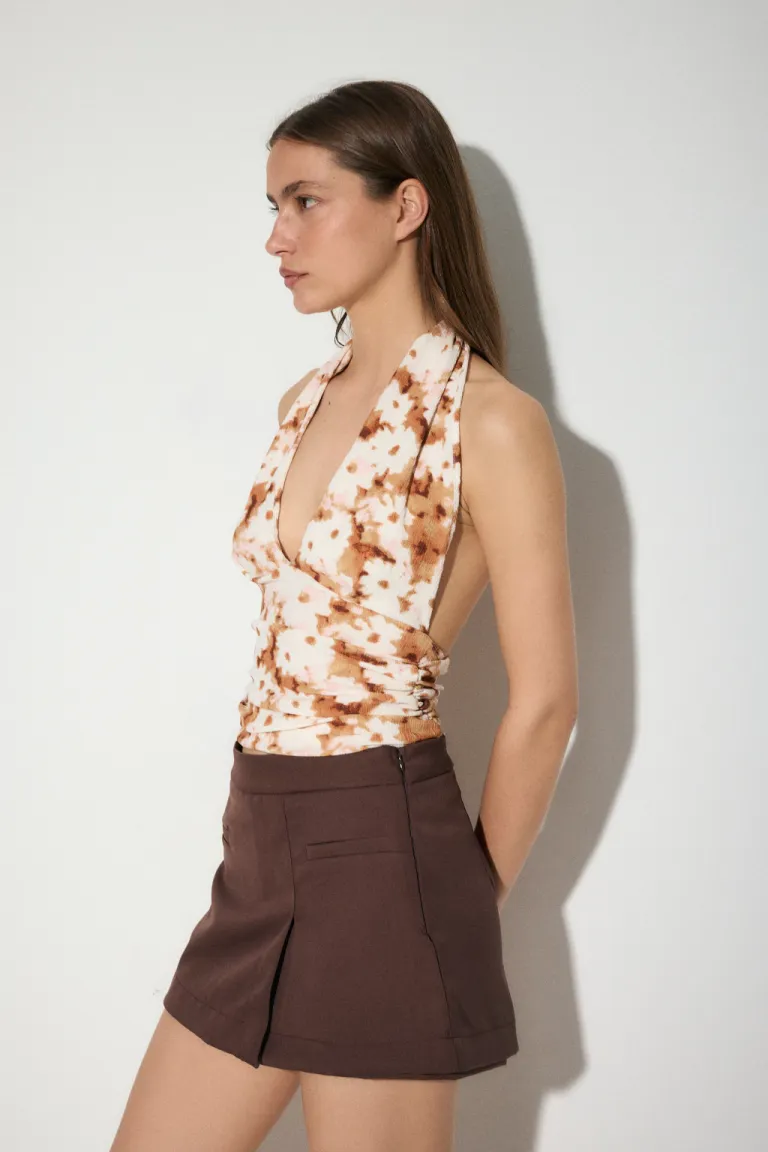 Top con cuello halter y estampado floral en blanco y negro de Audaz en Tops para argentina