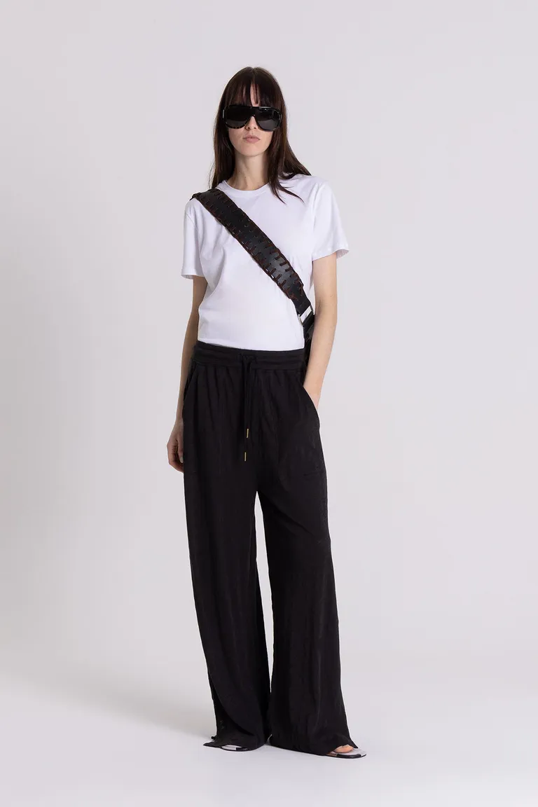 Pantalón negro de corte amplio con aberturas laterales y elástico en la cintura de Maria Cher en Pantalones para argentina