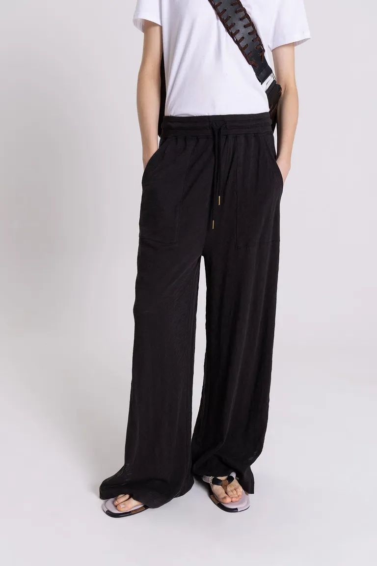Pantalón negro de corte amplio con aberturas laterales y elástico en la cintura de Maria Cher en Pantalones para argentina